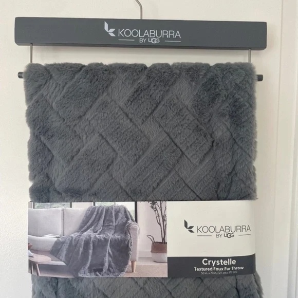 Koolaburra by UGG | NWT Crystelle Faux Fur Throw Blanket – Soft Geo Texture - Picture 2 of 9